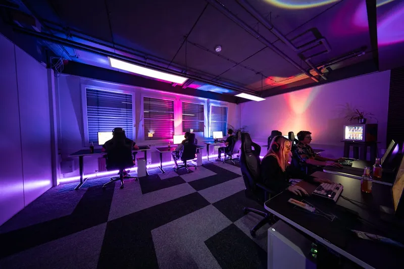 Centro de treino Opalvanta com estações de gaming profissionais e ambiente imersivo para jogadores